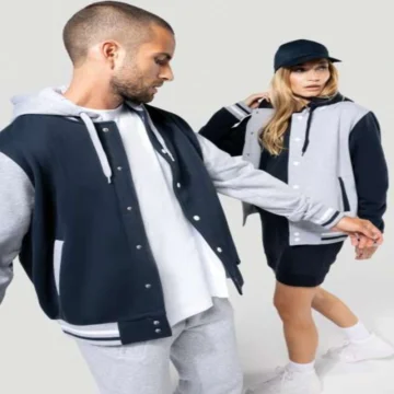 Bluza rozpinana z kapturem, unisex, z kontrastowymi rękawami i zapięciem na napy.